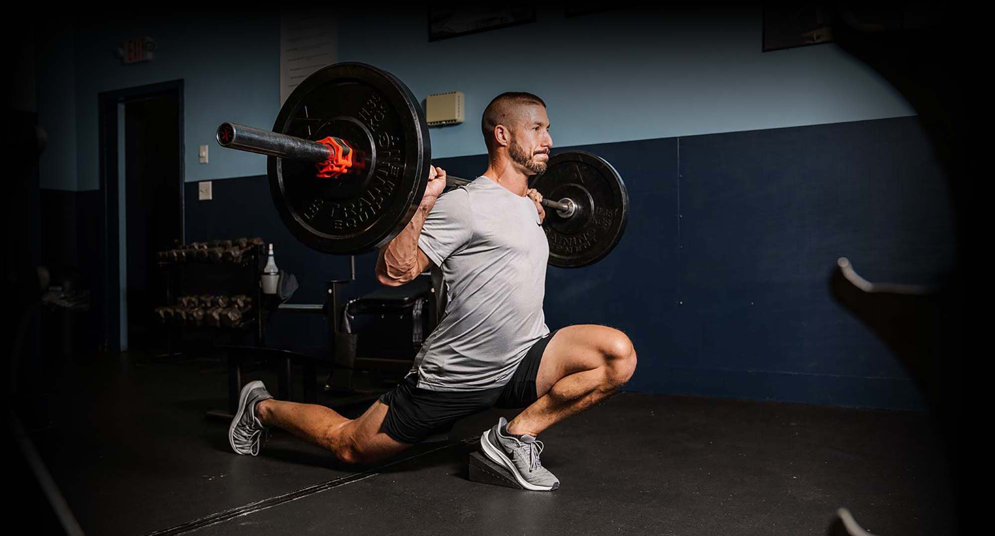 Guy doing a lunge squat with perfect form